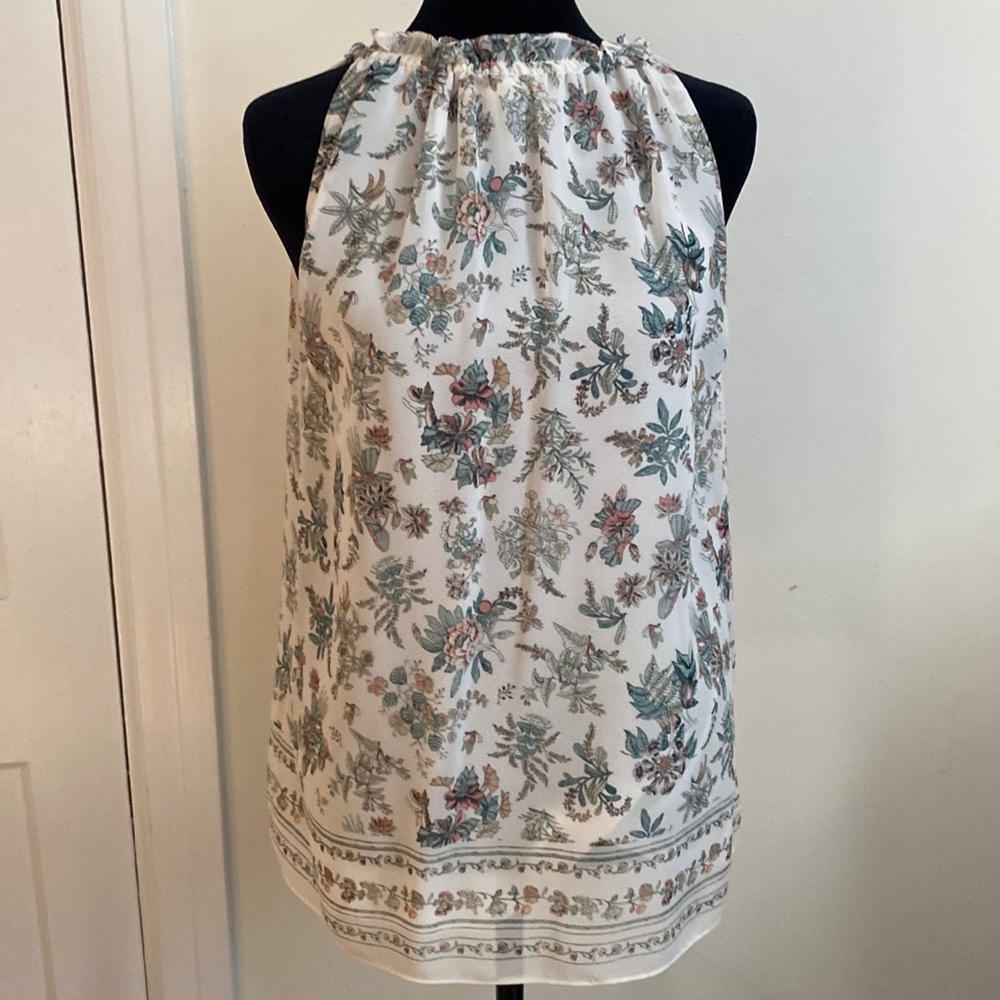 Cute Spring sleeveless tank. Shear fabric w light lining. Beautiful design!